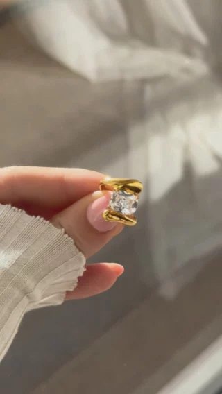 ✨ Sublimez vos mains avec élégance ! ✨ Découvrez nos bagues en acier inoxydable et plaqué or, ornées de diamants étincelants. Alliant durabilité et raffinement, elles apportent une touche d’éclat à chaque geste. 💍 Laissez vos doigts raconter une histoire scintillante !
.
.
.
#bijoux #bijouxsuisse #swissjewelry #francejewellery #schmuck #stainlesssteeljewelry #modesuisse